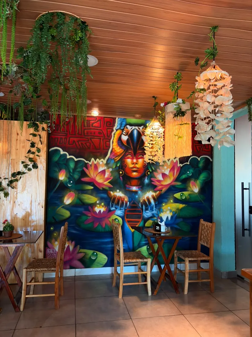 Mesa junto ao mural